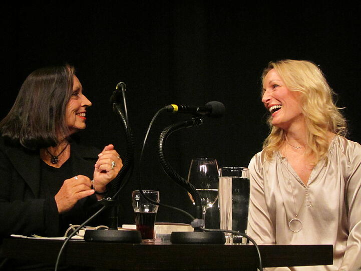 Gute Laune in Giesing: Talkgast Monika Gruber (rechts) und Moderatorin Ruth Eder.