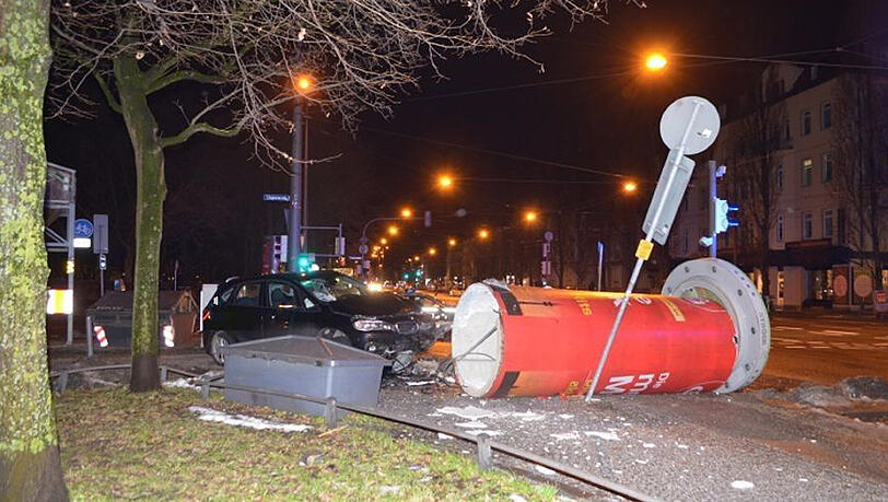 Nach einer Verfolgungsjagd durch die Innenstadt prallte ein Autofahrer gegen eine Litfaßsäule und flüchtete. Nach einer Verfolgungsjagd durch die Innenstadt prallte ein Autofahrer gegen eine Litfaßsäule und flüchtete.
