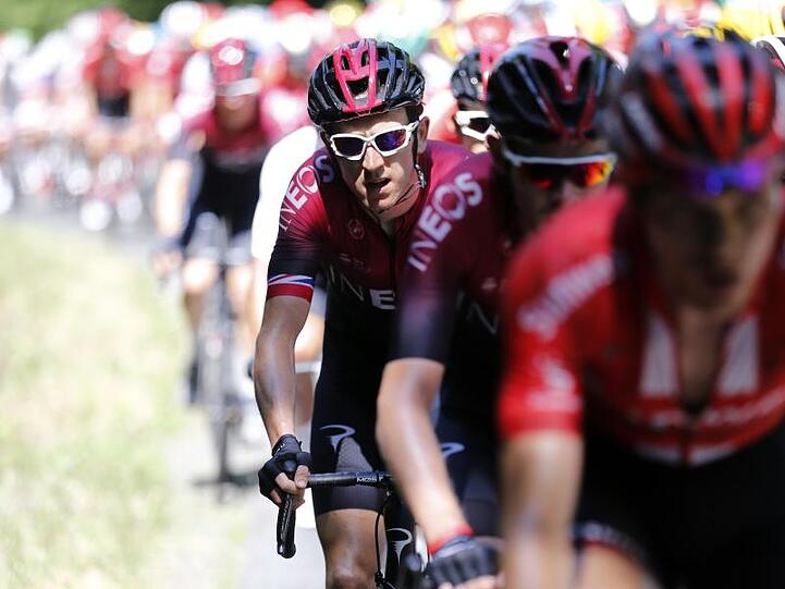 Tour-Sieger Geraint Thomas (M.) musste eine Schrecksekunde überstehen.
