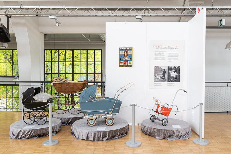 Gut geschaukelt: hinten das Peddigrohrmodell von 1905, vorne das taubenblaue Kinderwagen-Modell "Bavaria" von 1960.