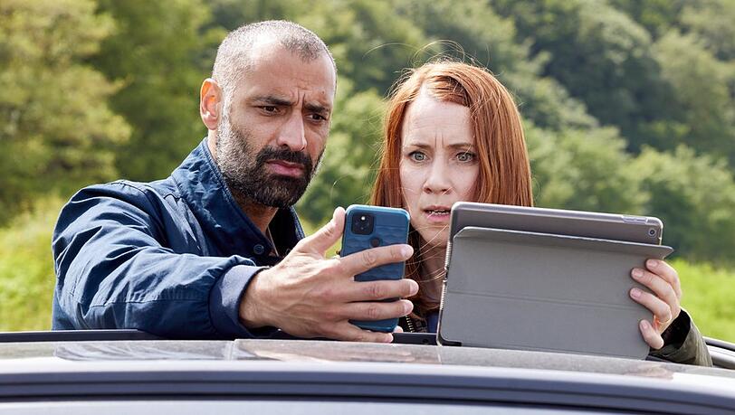"Mordsschwestern - Verbrechen ist Familiensache: Explosiv": Sami (Tamer Trasoglu, l.) und Viktoria (Lena Dörrie) erkennen, dass sich der Bombenleger die ganze Zeit vor ihrer Nase befand.
