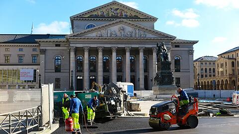 Die alten Isarkiesel sind herausgerissen, gerade asphaltieren Bauarbeiter den Platz vor der Oper. Er soll fußgängerfreundlicher werden.