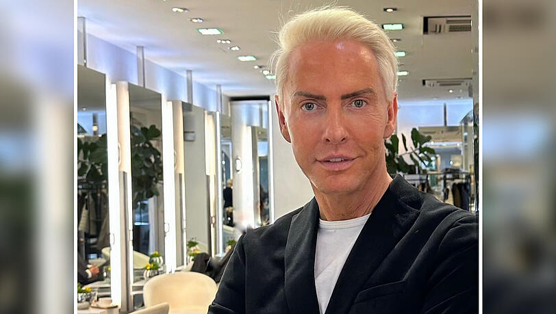 Promi-Friseur André Schulz in seinem Münchner Salon. Seit 45 Jahren steht er für Stil, Präzision und Persönlichkeit.