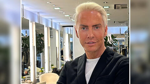 Promi-Friseur André Schulz in seinem Münchner Salon. Seit 45 Jahren steht er für Stil, Präzision und Persönlichkeit.