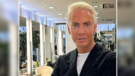 Promi-Friseur André Schulz in seinem Münchner Salon. Seit 45 Jahren steht er für Stil, Präzision und Persönlichkeit.