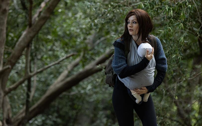 Ida (Ella &Oslash;verbye) begibt sich mit ihrem Baby auf eine riskante Flucht, die sie teilweise mit dem Auto, dem Boot und zu Fu&szlig; durch den Regenwald zur&uuml;cklegen muss,