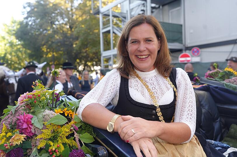 Die dritte Bürgermeisterin Verena Dietl (SPD) beim Einzug der Wiesn-Wirte. Die dritte Bürgermeisterin Verena Dietl (SPD) beim Einzug der Wiesn-Wirte.