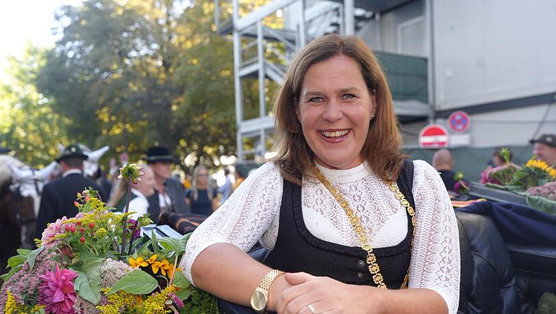 Die dritte Bürgermeisterin Verena Dietl (SPD) beim Einzug der Wiesn-Wirte. Die dritte Bürgermeisterin Verena Dietl (SPD) beim Einzug der Wiesn-Wirte.