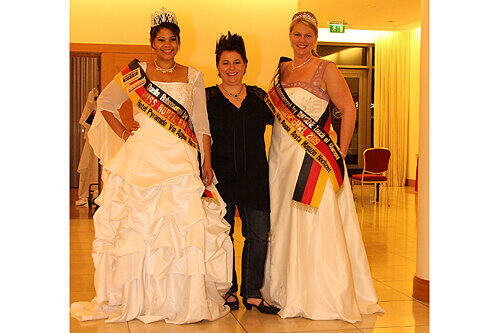 Stolz auf ihre Missen und Kleider: XXL-Designerin Melanie Techritz (Mi.) mit Vize-Miss Jessica Kurowski (re.) und Miss Tanya Couraige.