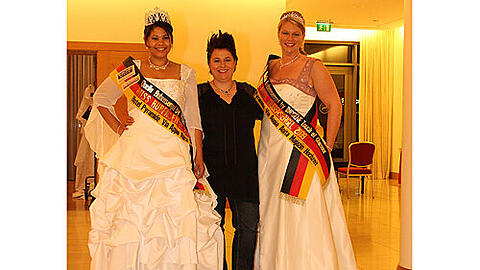 Stolz auf ihre Missen und Kleider: XXL-Designerin Melanie Techritz (Mi.) mit Vize-Miss Jessica Kurowski (re.) und Miss Tanya Couraige.