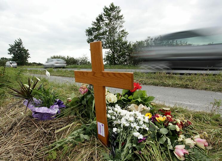 17. August: Der Landrat des niederbayerischen Landkreises Regen, Heinz Wölfl (58), prallt in der Nacht mit dem Auto gegen einen Baum und stirbt. Erst nach und nach wird bekannt, dass sich der Politiker selbst das Leben nahm. Als Grund gilt Überschuldung. Zudem werden nach seinem Tod bislang unbestätige Korruptionsvorwürfe laut. Wölfl hatte den Landkreis Regen seit 1994 geführt.