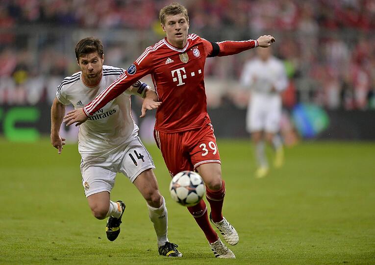 Ein Bild aus älteren Tagen: Bei den Königlichen hat Alonso durch den Wechsel von Toni Kroos (r.) einen neuen Konkurrenten bekommen. Ein Grund für seinen Wechsel nach München?