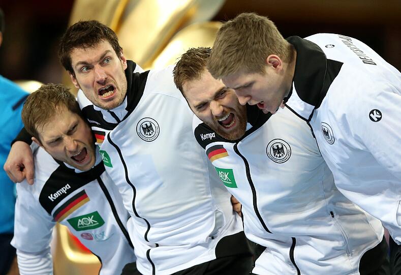 Nach dem Erfolg gegen Russland winkt der Mannschaft von Bundestrainer Dagur Sigurdsson der erste Halbfinaleinzug bei einem Großereignis seit 2008. DHB-Teammanager Oliver Roggisch, Weltmeister von 2007, stellt die Stammformation mit einem Augenzwinkern vor.