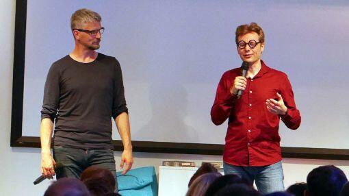 Gunnar Lott (l) und Christian Schmidt (r) mit ihrem wichtigsten Requisit des Abends: der Klugscheisserbrille.