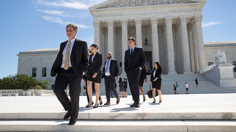 Das Oberste US-Gericht hat die Einreiseverbote von US-Präsident Trump teilweise in Kraft gesetzt. Die vorläufige Entscheidung des Supreme Courts bedeutet einen wichtigen politischen Etappensieg für Trump.