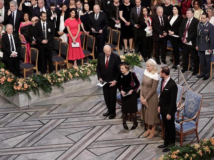 König Harald und Sonja von Norwegen, Kronprinzessin Mette Marit und Haakon bei der Verleihung des Friedensnobelpreis im Rathaus von Oslo teil.