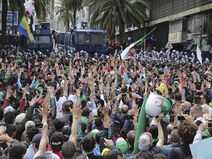 Konfrontation: Demonstranten und Sicherheitskräfte bei einer Demonstration in Algier.