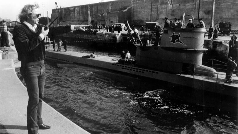 Regisseur Wolfgang Petersen bei Aufnahmen in La Rochelle. Hier wurde später die Schlussszene mit einem notdürftig geflickten Boot gedreht. Regisseur Wolfgang Petersen bei Aufnahmen in La Rochelle. Hier wurde später die Schlussszene mit einem notdürftig geflickten Boot gedreht.