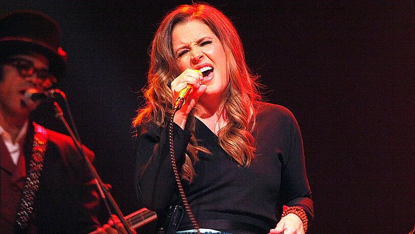 Mit insgesamt drei Studioalben trat Lisa Marie Presley als Sängerin in die musikalischen Fußstapfen ihres berühmten Vaters.
