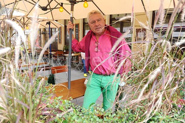 Der Deutsche-Eiche-Wirt Dietmar Holzapfel - hier auf der Dachterrasse seines Hotels mit Wirtshaus in der Münchner Reichenbachstraße. Der Deutsche-Eiche-Wirt Dietmar Holzapfel - hier auf der Dachterrasse seines Hotels mit Wirtshaus in der Münchner Reichenbachstraße.