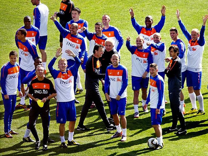 Die holländischen Spieler freuen sich auf das WM-Viertelfinale gegen Brasilien.