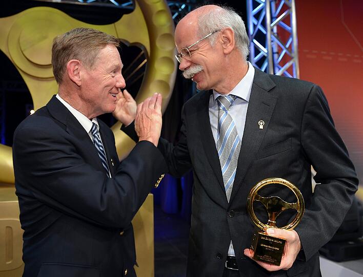 Daimler-Chef Dieter Zetsche (r) und Ford-Chef Alan Mulally (Vorjahrespreisträger)
