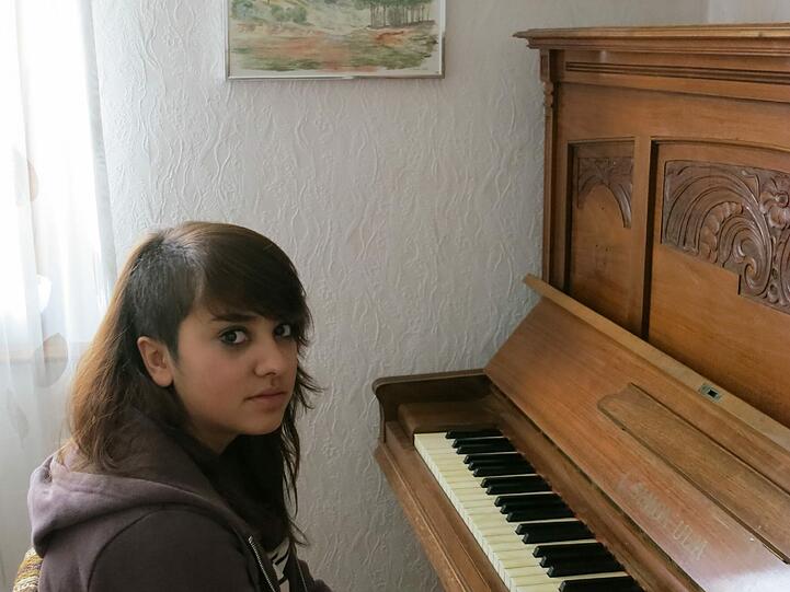 Anamika sitzt im Esszimmer ihrer Eltern am Klavier. Gerne würde sie wieder lernen, darauf zu spielen. Die AZ-Leser können ihr das ermöglichen.