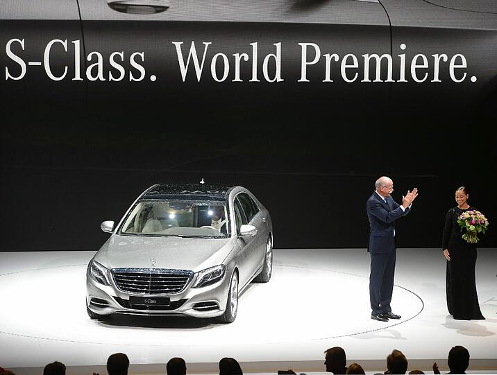 Daimler-Boss Dieter Zetsche applaudiert Alicia Keys nach ihrem Auftritt.