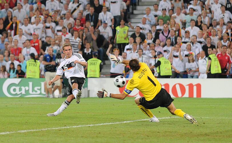 Das wichtigste seiner insgesamt fünf Tore für die Nationalmannschaft - wie er selbst sagt: Der 3:2-Siegtreffer gegen die Türkei im EM-Halbfinale 2008. Erst in der letzten Spielminute verwandelte Lahm den Ball gegen Rüstü Recber.