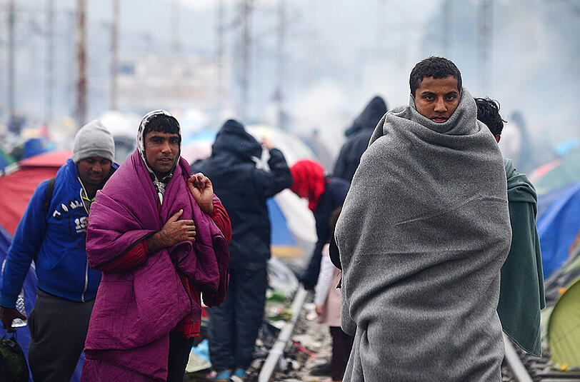 Um den katastrophalen Bedingungen in Idomeni zu entgehen, brachen am Montag hunderte von Menschen in Richtung grüne Grenze auf. Einige ertranken dabei. Die Überlebenden wurden umgehend von dem mazedonischen Militär nach Griechenland zurückgebracht.