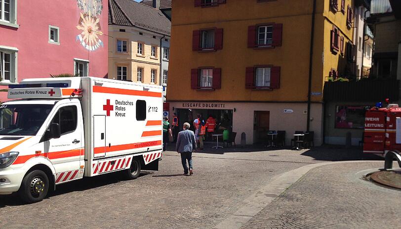 Am Samstag raste in Bad Säckingen ein Auto in eine Menschengruppe vor einem Straßencafe: Ein Toter und mehrere Verletzte.