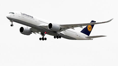 Ein Airbus A350-941, einer von vier im Dienste der Lufthansa, am Flughafen Leipzig/Halle.