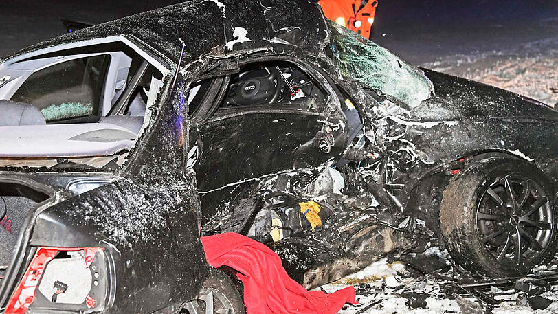 Auf eisglatter Straße kam ein Audi-Fahrer ins Schleudern und prallte mit einem VW-Kleinbus zusammen. Der Fahrer des Audi starb noch an der Unfallstelle.