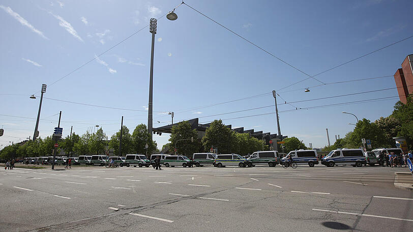 Die Löwen-Anhänger vor dem Derby auf dem Weg ins Grünwalder Stadion. Im Schlepptau: Reichlich Polizei. Die Bilder vom Sonntagmittag.