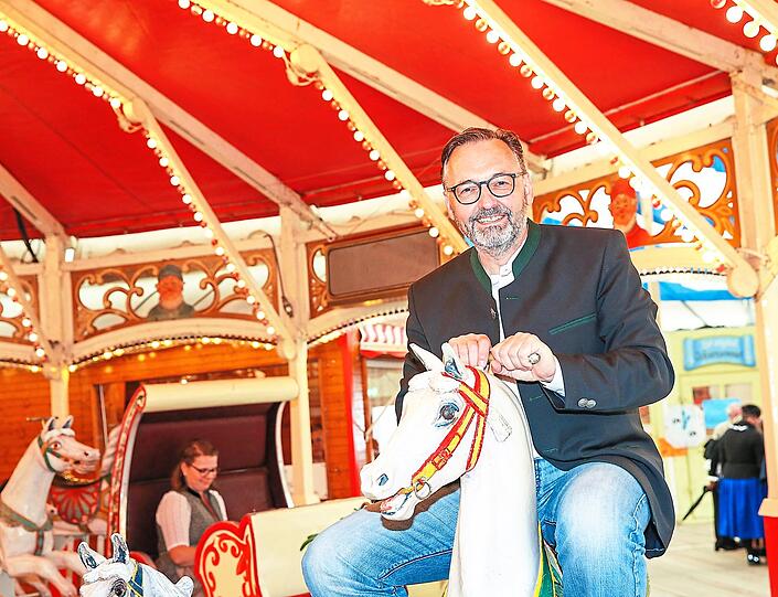 Anton Biebl im Museumszelt auf der Oidn Wiesn.