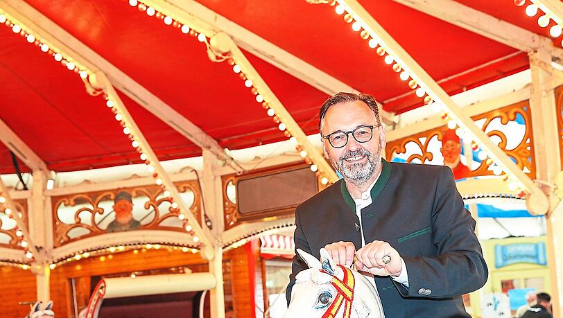 Anton Biebl im Museumszelt auf der Oidn Wiesn. Anton Biebl im Museumszelt auf der Oidn Wiesn.