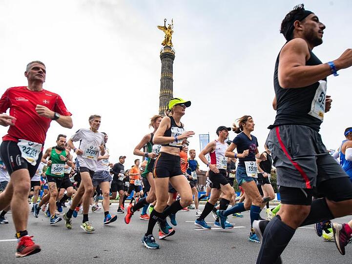 Die Marathonis passieren die Siegessäule.
