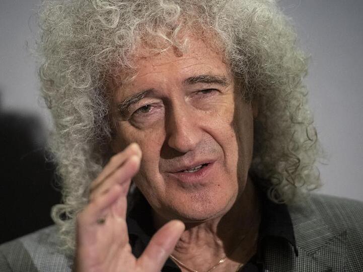 Brian May leidet unter heftigen Schmerzen und zieht sich deshalb einweilen zurück.