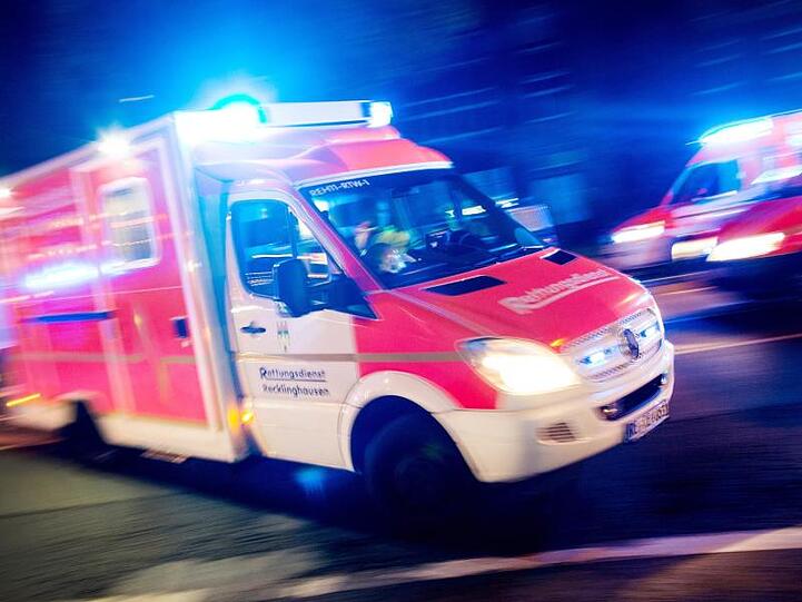 Ein Rettungswagen der Feuerwehr fährt mit Blaulicht durch eine Straße. Foto: Marcel Kusch/dpa/Archivbild