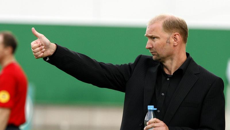 Gibt jetzt bei Hansa Rostock die Anweisungen: Dieter Eilts. Gibt jetzt bei Hansa Rostock die Anweisungen: Dieter Eilts.