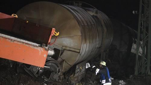 Ein Feuerwehrmann an der Unglücksstelle
