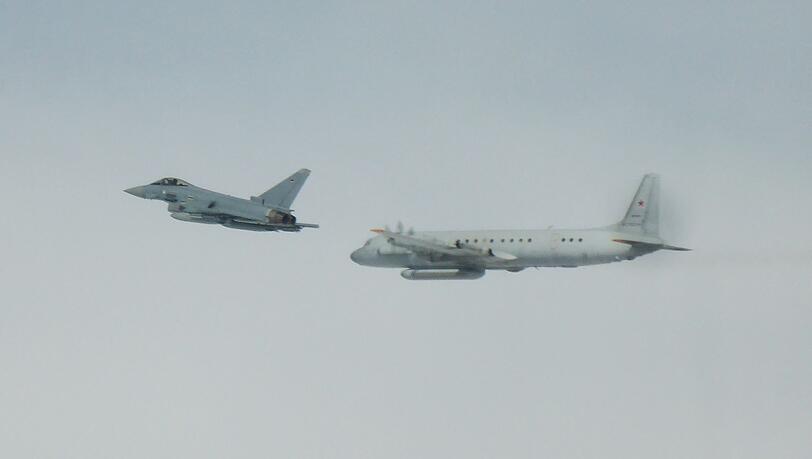 Dieses von der Luftwaffe zur Verfügung gestellte Foto zeigt einen Eurofighter der Bundeswehr (l) und ein russisches Aufklärungsflugzeug. (Archivbild)