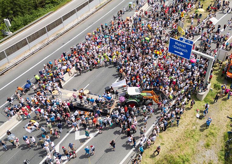Anwohner demonstrierten auf der Autobahn gegen den &uuml;berbordenden Verkehr.