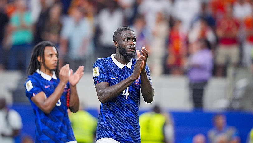 Frankreichs Abwehrchef Dayot Upamecano applaudiert den Fans – der Innenverteidiger des FC Bayern gehört bei der WM zu den stärksten Bayern-Profis. Frankreichs Abwehrchef Dayot Upamecano applaudiert den Fans – der Innenverteidiger des FC Bayern gehört bei der WM zu den stärksten Bayern-Profis.
