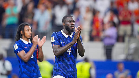 Frankreichs Abwehrchef Dayot Upamecano applaudiert den Fans &ndash; der Innenverteidiger des FC Bayern geh&ouml;rt bei der WM zu den st&auml;rksten Bayern-Profis.