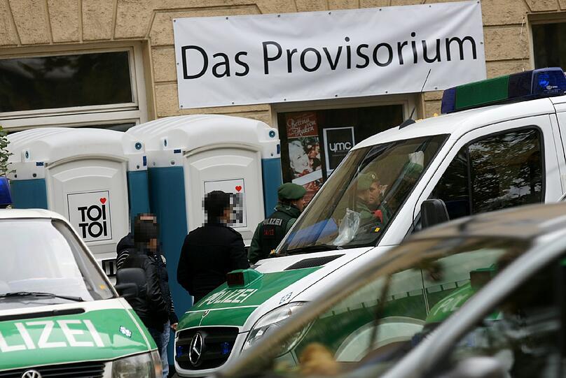 Mit den Zahlungskarten erfolgen anschließend Einkäufe im elektronischen Lastschriftverfahren, Vertragsabschlüsse mit Mobilfunkanbietern oder Abschlüsse von Finanzierungskrediten.
