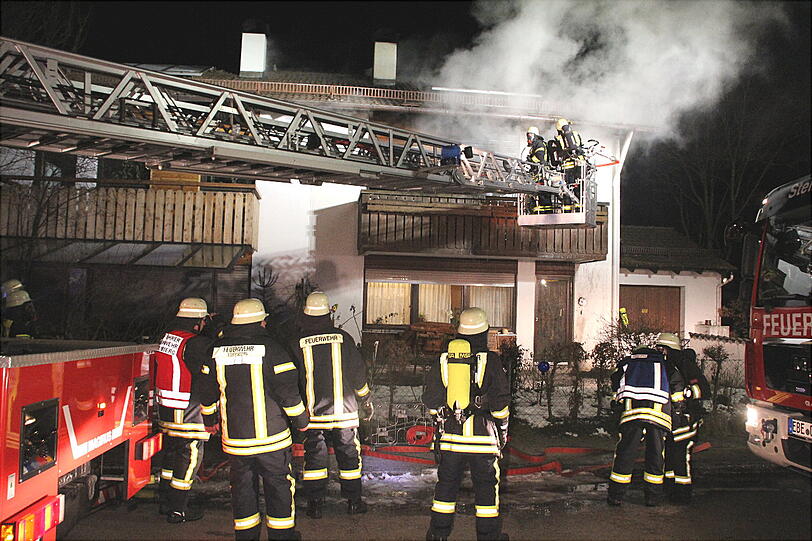 Eine miese nacht hatte ein kleiner Dackel, der con der Feuerwehr in letzter Sekunde aus einem brennenden Haus gerettet wurde.