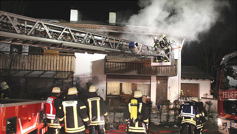 Eine miese nacht hatte ein kleiner Dackel, der con der Feuerwehr in letzter Sekunde aus einem brennenden Haus gerettet wurde. Eine miese nacht hatte ein kleiner Dackel, der con der Feuerwehr in letzter Sekunde aus einem brennenden Haus gerettet wurde.