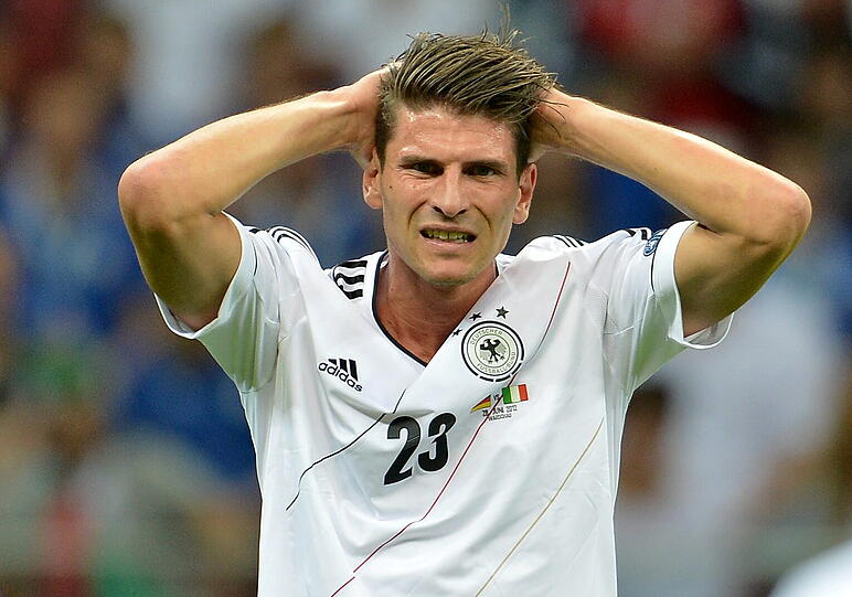 Die Enttäuschung ist Phillip Lahm ins Gesicht geschrieben, bei Thomas Müller fließen die Tränen, Mario Gomez ist entsetzt: Nach dem EM-Aus gegen Italien können's Jogis Jungs nicht fassen.