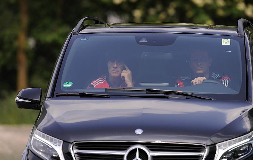 Nach dem Unfall bei einer DFB-Werbe-Aktion: Joachim Löw lässt sich zum Training der Nationalmannschaft fahren.